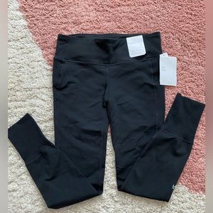 NWT Black Gap GFast Studio Legging. Regular Rise Fitted through the thigh -M